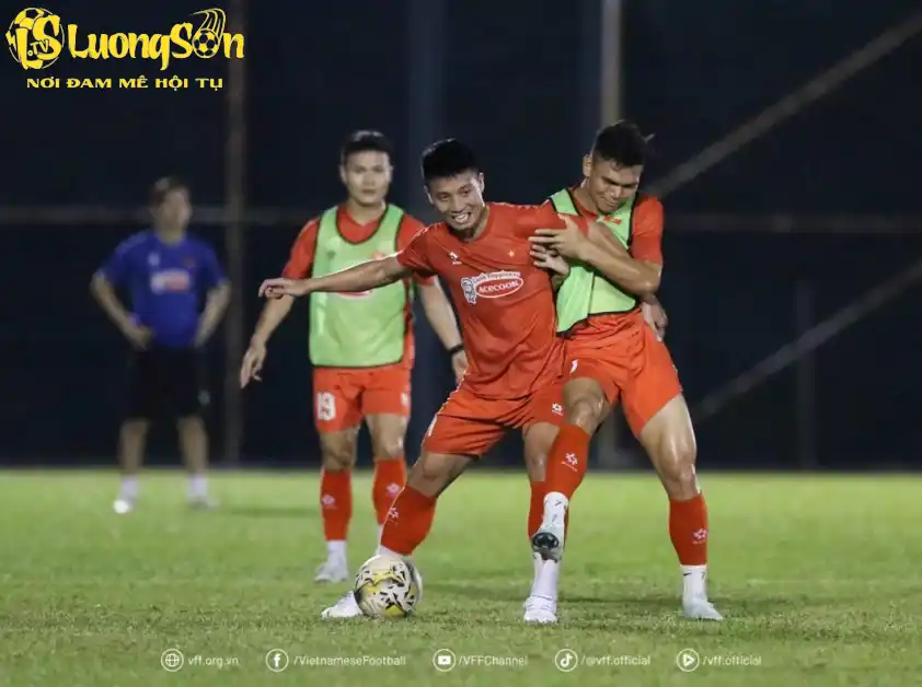 HLV Kim Sang Sik và Những Điều Chưa Biết Trong Chiến Lược Đối Đầu ĐT Việt Nam 2 ĐT Việt Nam sẽ thay sân tập nhằm đảm bảo bí mật chiến thuật. (Ảnh: VFF)