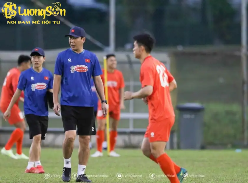 HLV Kim Sang Sik và Những Điều Chưa Biết Trong Chiến Lược Đối Đầu ĐT Việt Nam 3 HLV Kim Sang Sik đang lên kế hoạch rất kỹ càng cho trận đấu với Malaysia. (Ảnh: VFF)