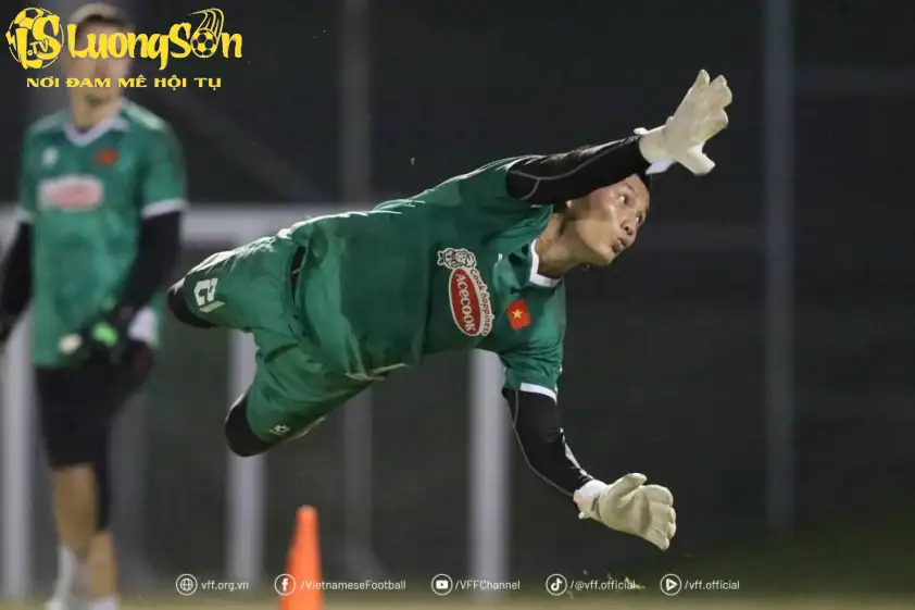 ĐT Việt Nam: Ai Sẽ Là Thủ Môn Chính Trong Trận Đấu Với Malaysia - Nguyễn Filip hay Đình Triệu? 3 Đình Triệu cũng có màn thể hiện tốt (Ảnh: VFF)