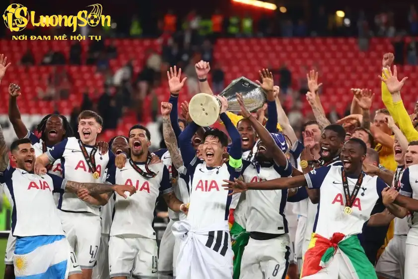 Tottenham Chính Xác Khi Chia Tay Huấn Luyện Viên Ange Postecoglou 4 Éo le thay, Tottenham vô địch Europa League 2024/25 là nhờ Postecoglou vứt bỏ triết lý 'công đến chết' của chính mình.