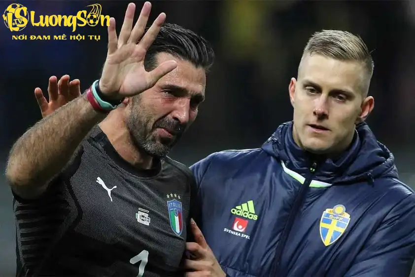 Italia Gục Ngã Trước Na Uy: Liệu Đây Có Phải Là Khởi Đầu Của Một Cơn Ác Mộng Mới? 3 Huyền thoại Gianluigi Buffon (bên trái) bật khóc trong ngày Italia lỡ hẹn với World Cup 2018 (Ảnh: TNT Sports)