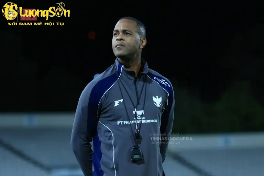 HLV Kluivert Tự Tin Sẵn Sàng Cho Trận Chiến Với Nhật Bản 2 HLV Patrick Kluivert tự tin trước chuyến hành quân đến Nhật Bản. (Ảnh: PSSI)