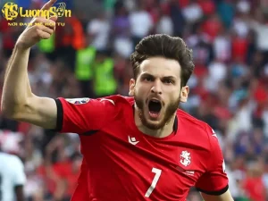 Sau một mùa giải thành công khi giành tới 4 danh hiệu tập thể, Kvaratskhelia đã được HLV Willy Sagnol tạo điều kiện nghỉ ngơi ở đợt tập trung ĐTQG Georgia lần này (Ảnh: Sky Sports)